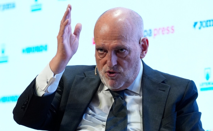 "كارلو ، إنه لأمر مؤسف أنك تستخدم."تحول رئيس الدوري الاسباني ، تيباس ، إلى أنشيلوتي