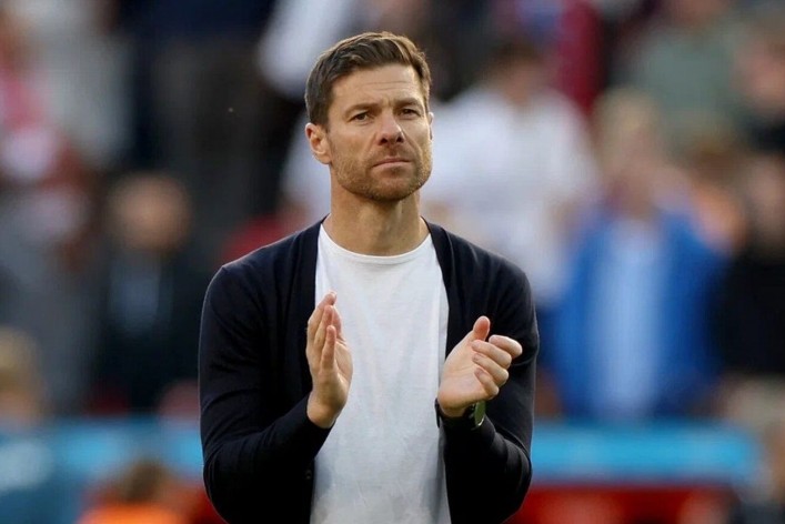 لعب ألونسو دورا مهما في التعاقد مع هيسن ، وكان ريال مدريد مرتبكا بسبب سعر اللاعب-ريليفو